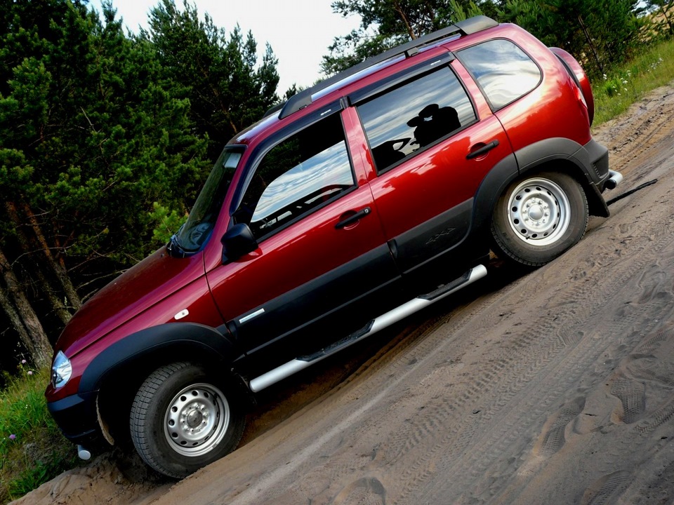 Chevrolet Niva 2005 вишнёвая