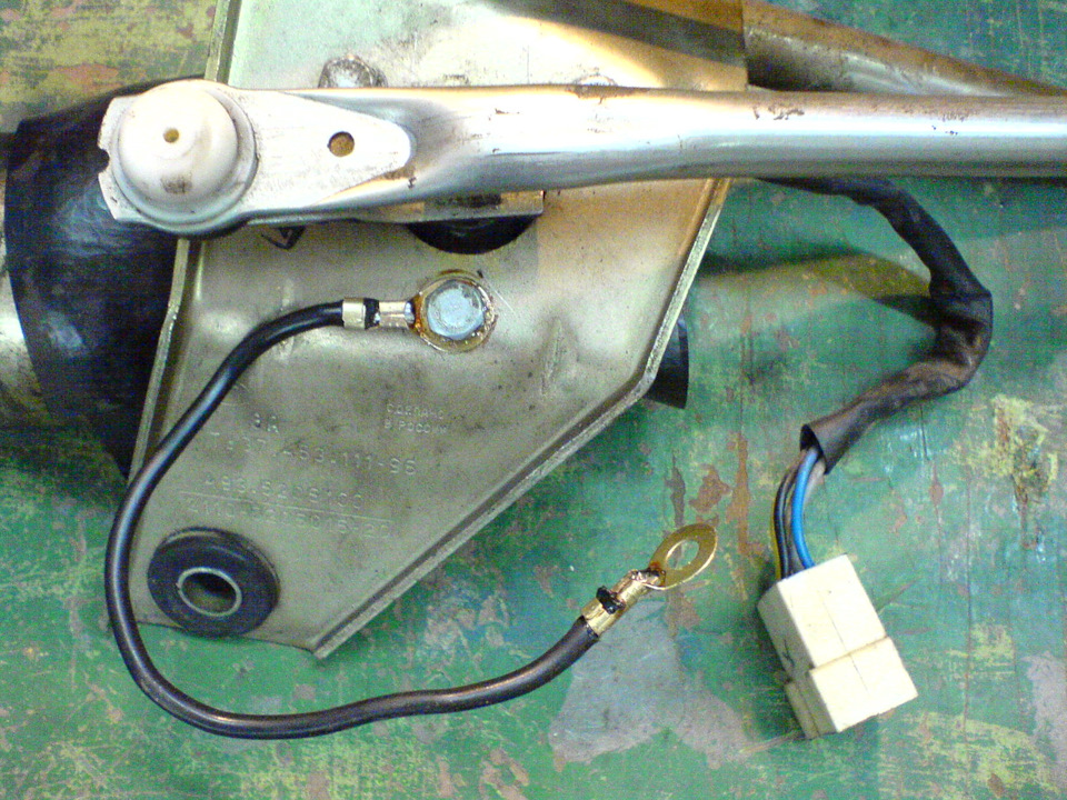 Где находится масса дворников ваз 2110