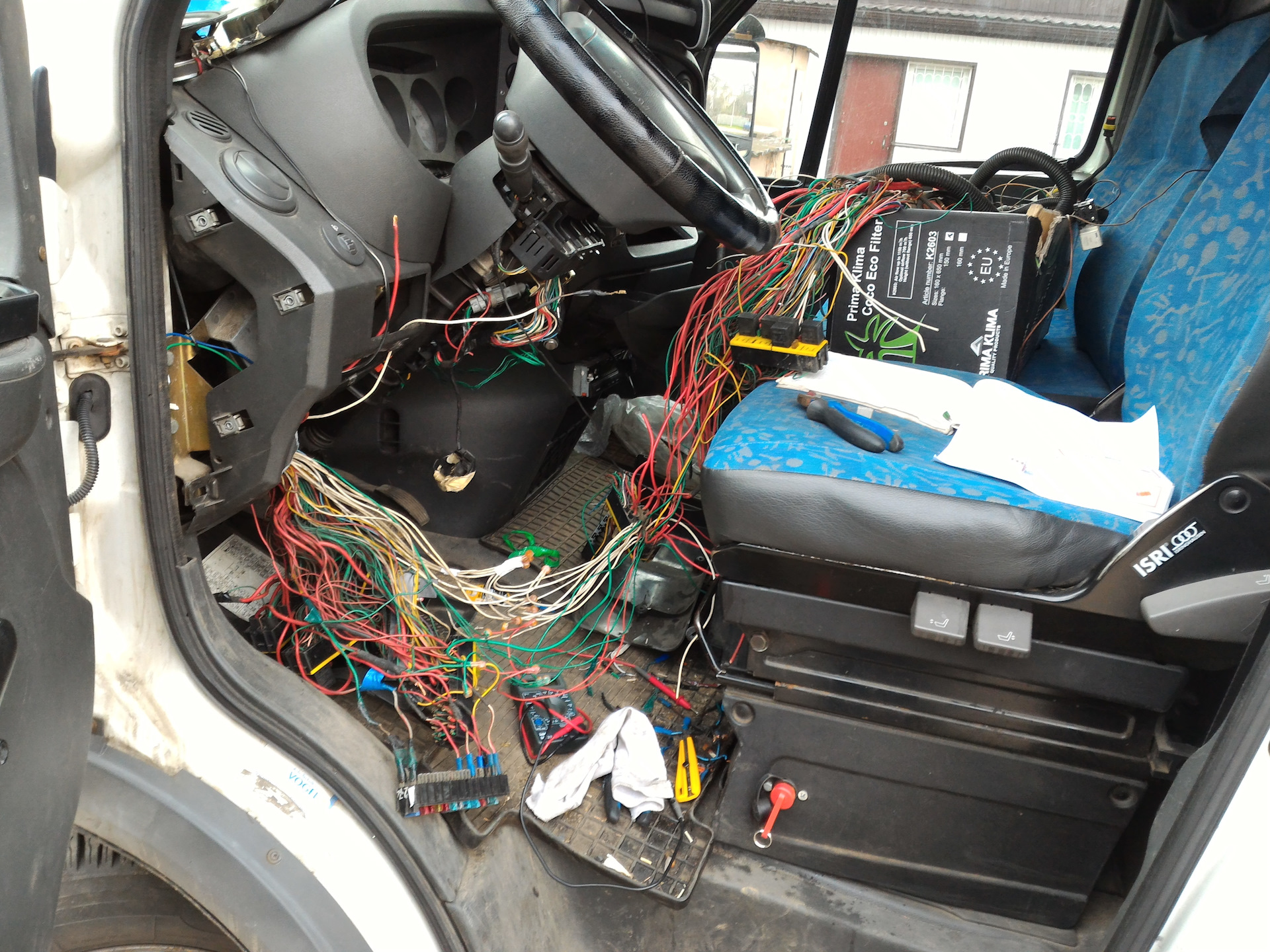 костюм автоэлектрика. мужчина с автозапчастями. автоэлектрик москва. механик с машиной баннер. компьютерная диагностика.