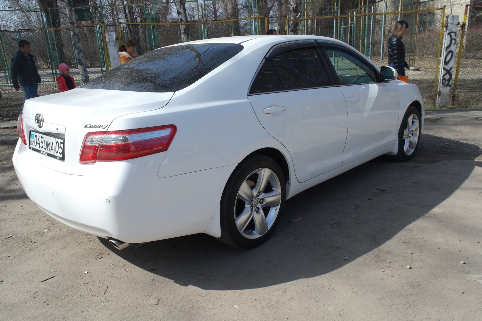 40 white. Camry 40 литье от Lexus. Камри 40 колёса белая.