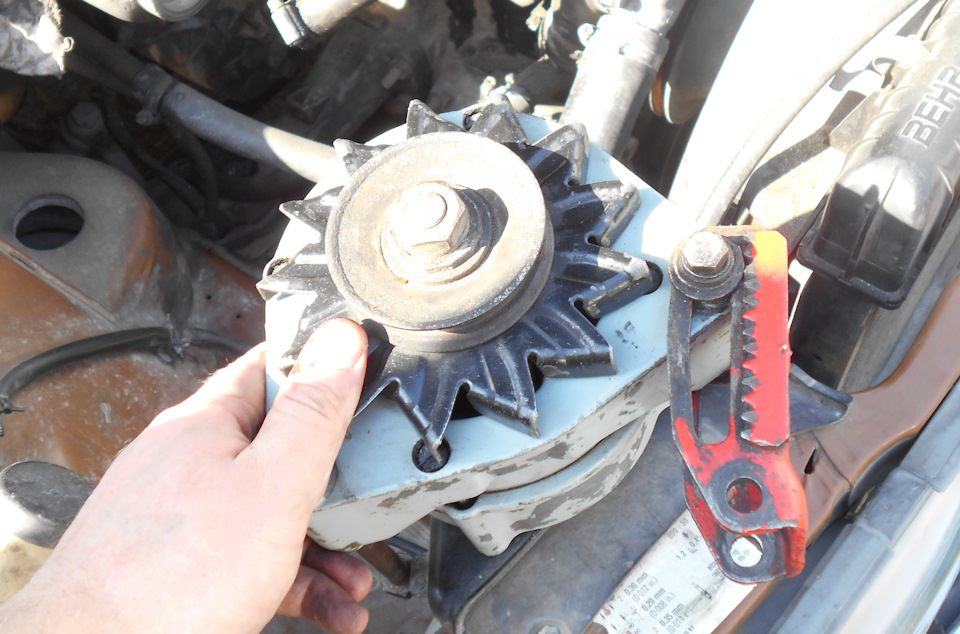 Замена генератора! — Mercedes-Benz W123, 2,4 л, 1984 года | своими ...