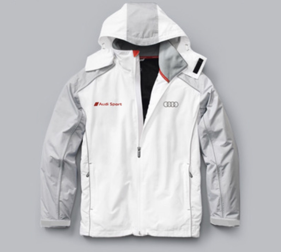 Акцент Audi Sport Edition делается на дизайне и функциональности. Легкая и функциональная куртка с капюшоном, с внутренним карманом для мобильного телефона или MP3-плеера. Сделана из высокотехнологичной водонепроницаемой ткани. Материал: 100% полиэстер. Размер 52 (XL). — Audi Allroad (C5)