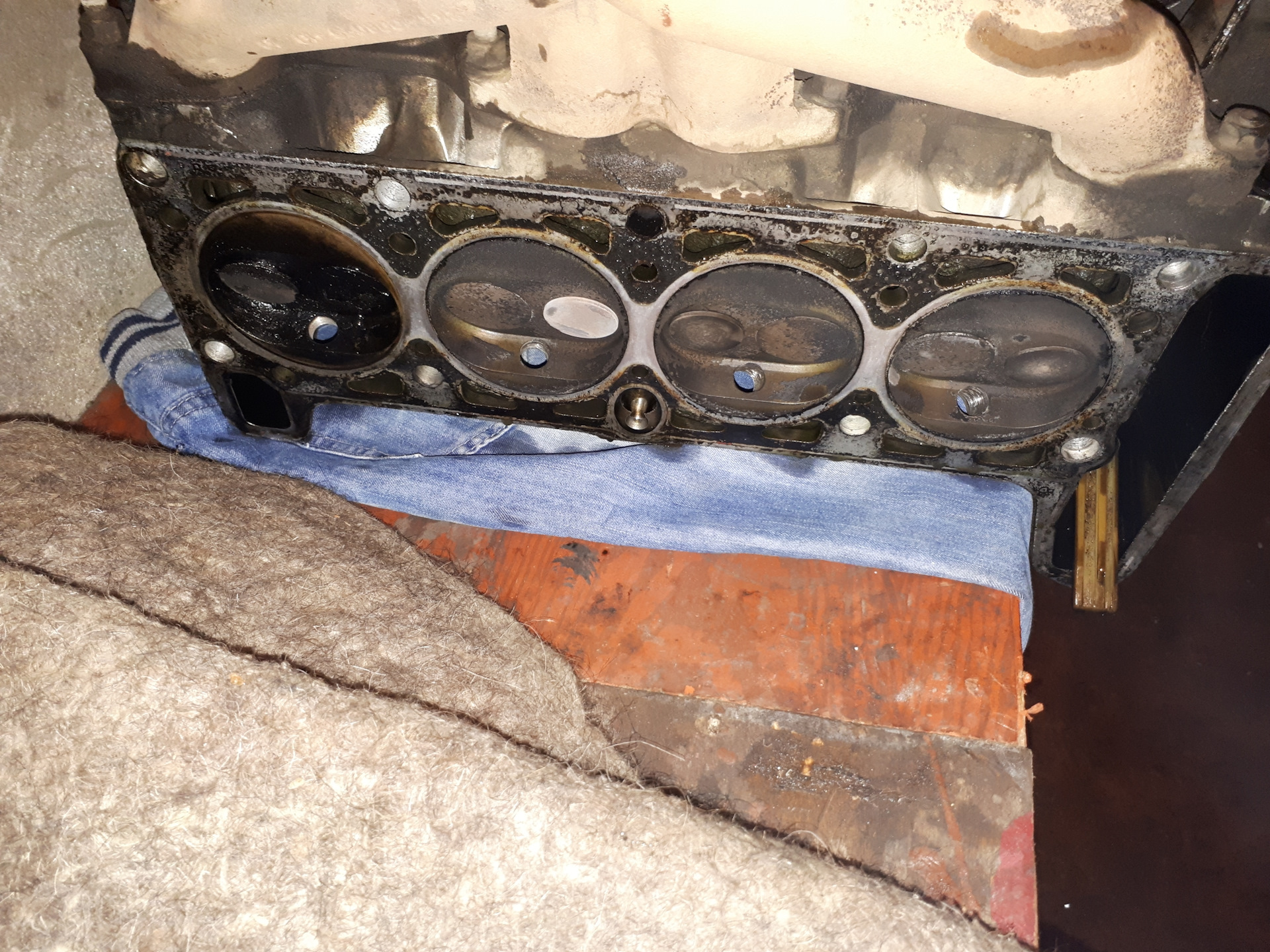 нет компрессии в двигателе причины. 4 цилиндр в масле. грязный двигатель. масло прокладки гбц ваз 2114. вымытый цилиндр.