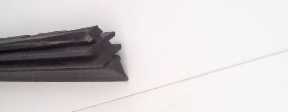 Подрезанная маникюрными ножницами донорская резинка от бошевского дворника. — Saab 9-5 (1G)