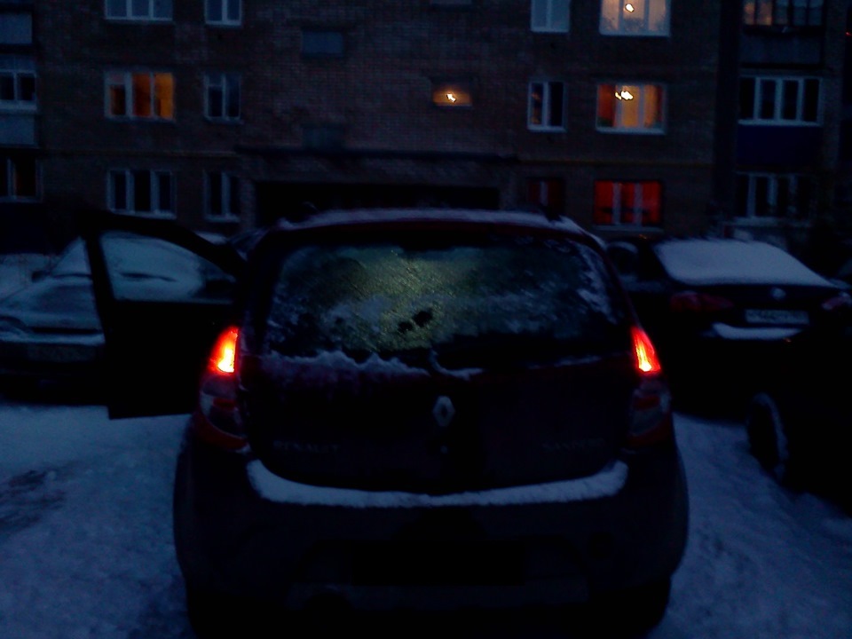 Где стоп на машине рено сандеро 2011. Стоп сигнал на багажник рено логан-2. Рено сандеро не горит стоп сигнал. Стоп сигнал рено сандеро 2. Рено сандеро лягушка стоп сигнала.