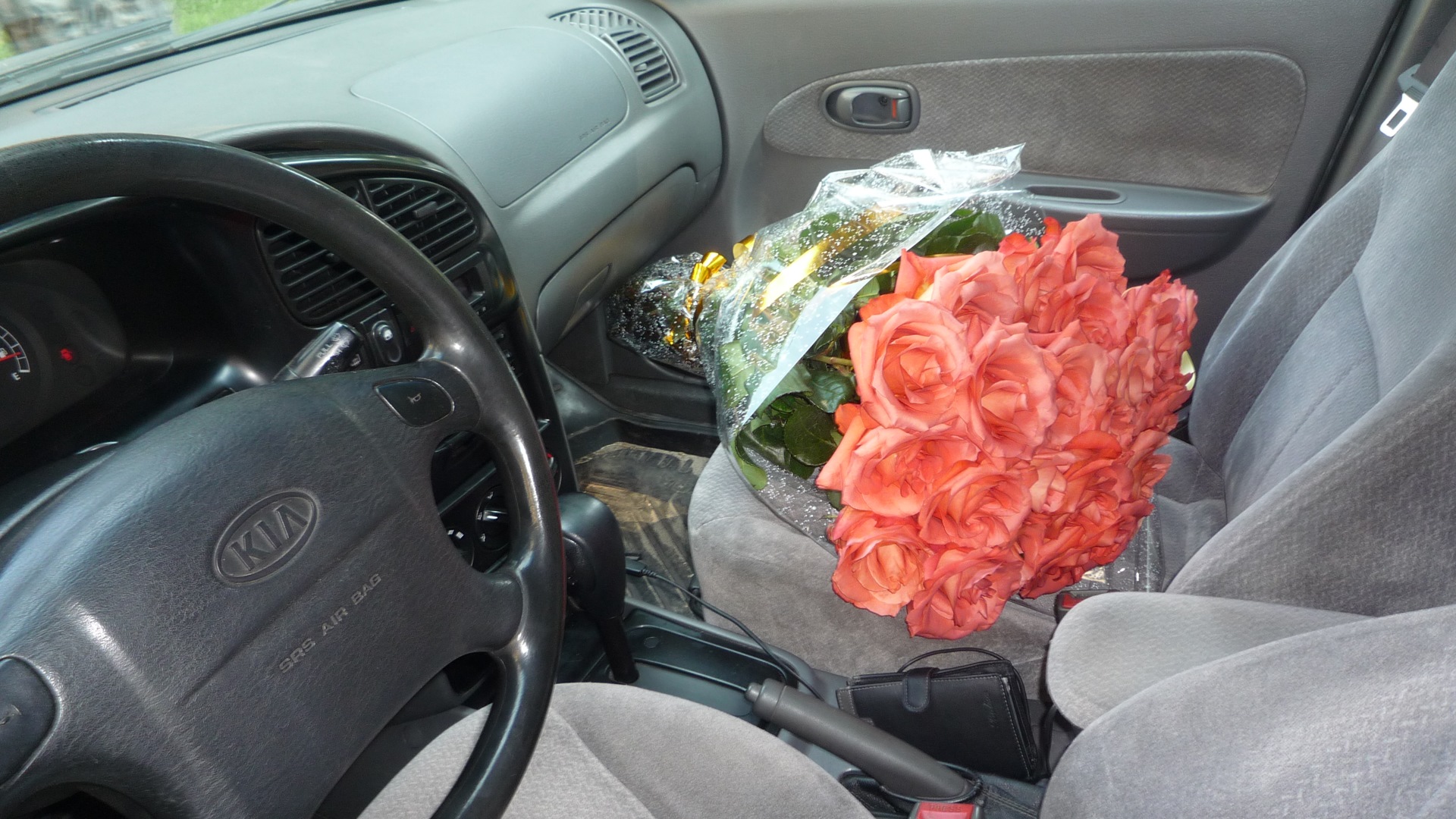 Букет цветов в машине Киа Рио