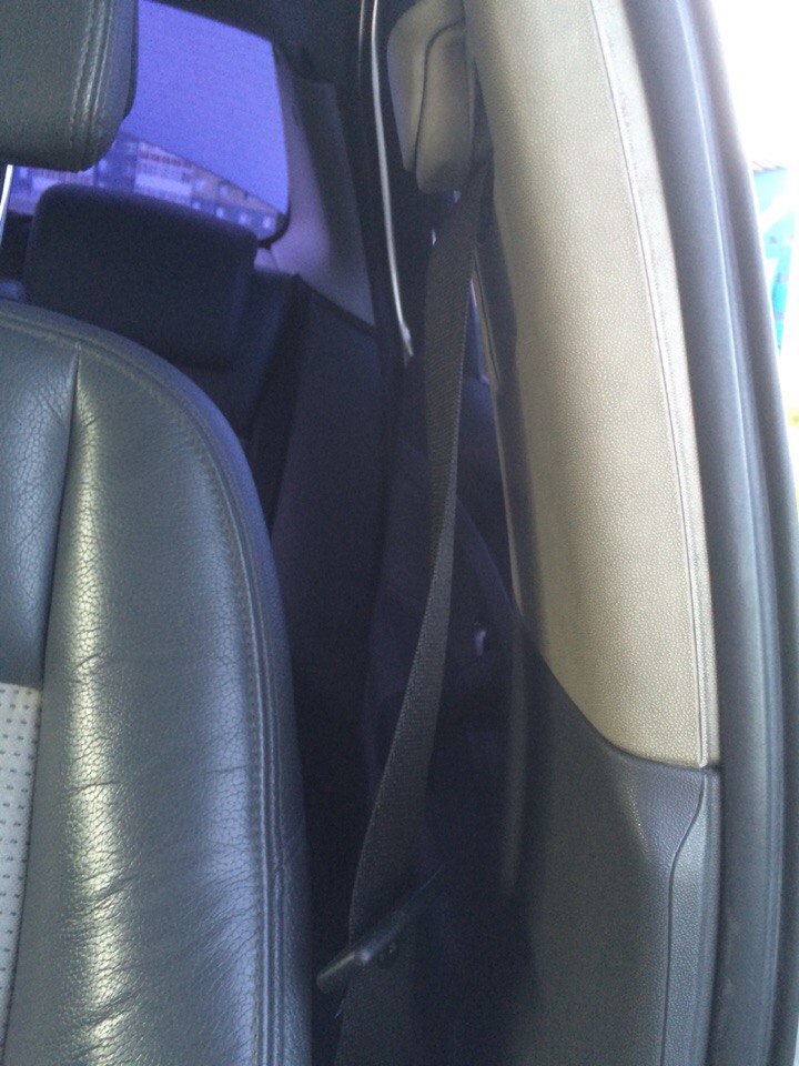 Ремни безопасности плохо возвращаются что делать. 328d20as 960. Ремни безопасности плохо возвращаются что делать фото. Ремни безопасности плохо возвращаются что делать-328d20as 960. картинка Ремни безопасности плохо возвращаются что делать. картинка 328d20as 960. Ремень безопасности с пассажирской стороны стал еще хуже возвращаться обратно после использования. Когда пассажир спереди выходит и отстёгивает ремень, то он потом еще какое то время болтается и вяло — вяло возвращается назад. И проблема тут совсем не в пружине натяжителя и механизма, а в обычном скоплении пыли и грязи на петле внутри обшивки, через которую проходит ремень. Видел тут на Драйве несколько постов на эту тему. Некоторые пол машины разбирают, чтобы добраться до механизма ремней безопасности, снять его, перетянуть пружину и собрать все обратно. Делать этого совершенно не нужно. Тут поможет старая добрая силиконовая смазка. Решение проблемы, к стати, нашел на форуме Меган Клуба. Ремни безопасности плохо возвращаются что делать. 328d20as 960. Ремни безопасности плохо возвращаются что делать фото. Ремни безопасности плохо возвращаются что делать-328d20as 960. картинка Ремни безопасности плохо возвращаются что делать. картинка 328d20as 960. Ремень безопасности с пассажирской стороны стал еще хуже возвращаться обратно после использования. Когда пассажир спереди выходит и отстёгивает ремень, то он потом еще какое то время болтается и вяло — вяло возвращается назад. И проблема тут совсем не в пружине натяжителя и механизма, а в обычном скоплении пыли и грязи на петле внутри обшивки, через которую проходит ремень. Видел тут на Драйве несколько постов на эту тему. Некоторые пол машины разбирают, чтобы добраться до механизма ремней безопасности, снять его, перетянуть пружину и собрать все обратно. Делать этого совершенно не нужно. Тут поможет старая добрая силиконовая смазка. Решение проблемы, к стати, нашел на форуме Меган Клуба.