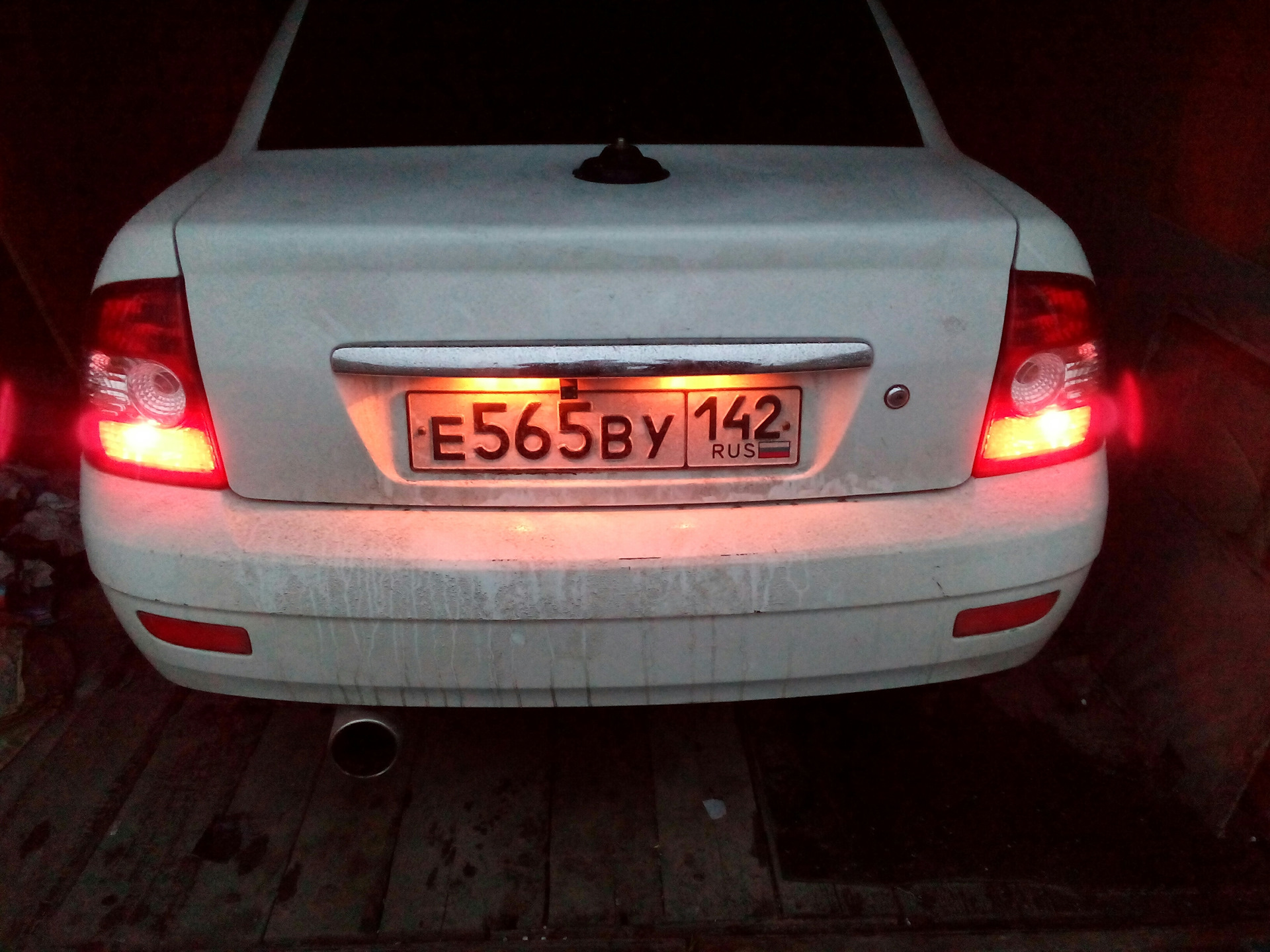 подсветка номера — Lada Приора седан, 1,6 л, 2011 года | аксессуары ...