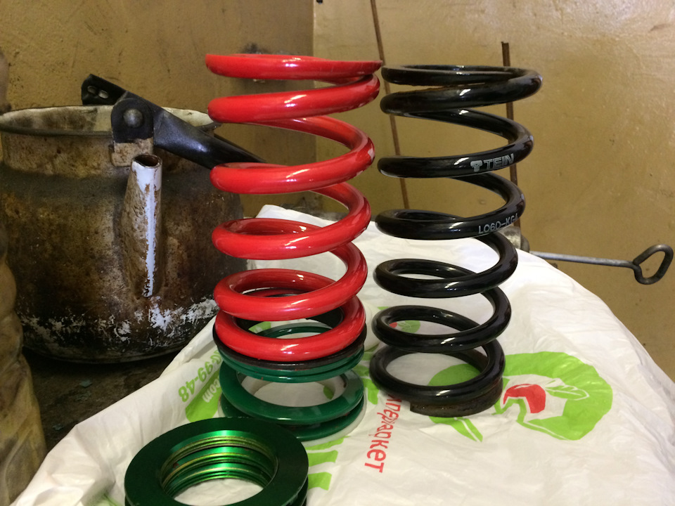 Наглядное сравнение стандартной пружины жесткостью 6кг/мм и не стандартной жесткостью 14кг/мм с подпружинником тейн — Subaru B4 (BE). Запчасти на фото: Q0011