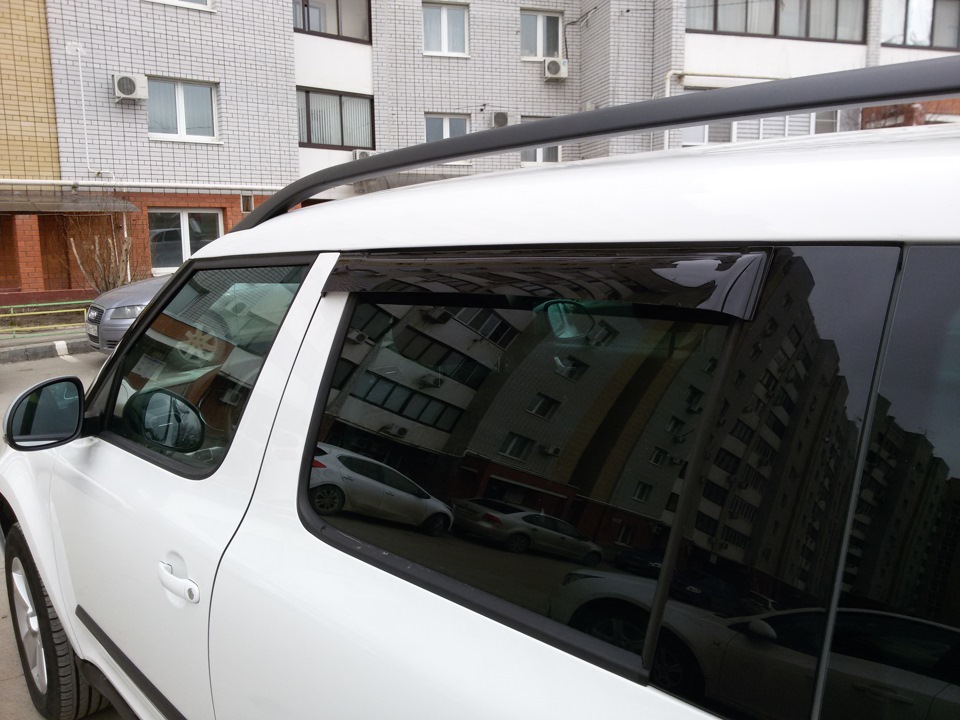 На заднее окно поставил, а перед еще не. Разница видна не вооруженным взглядом — Skoda Yeti