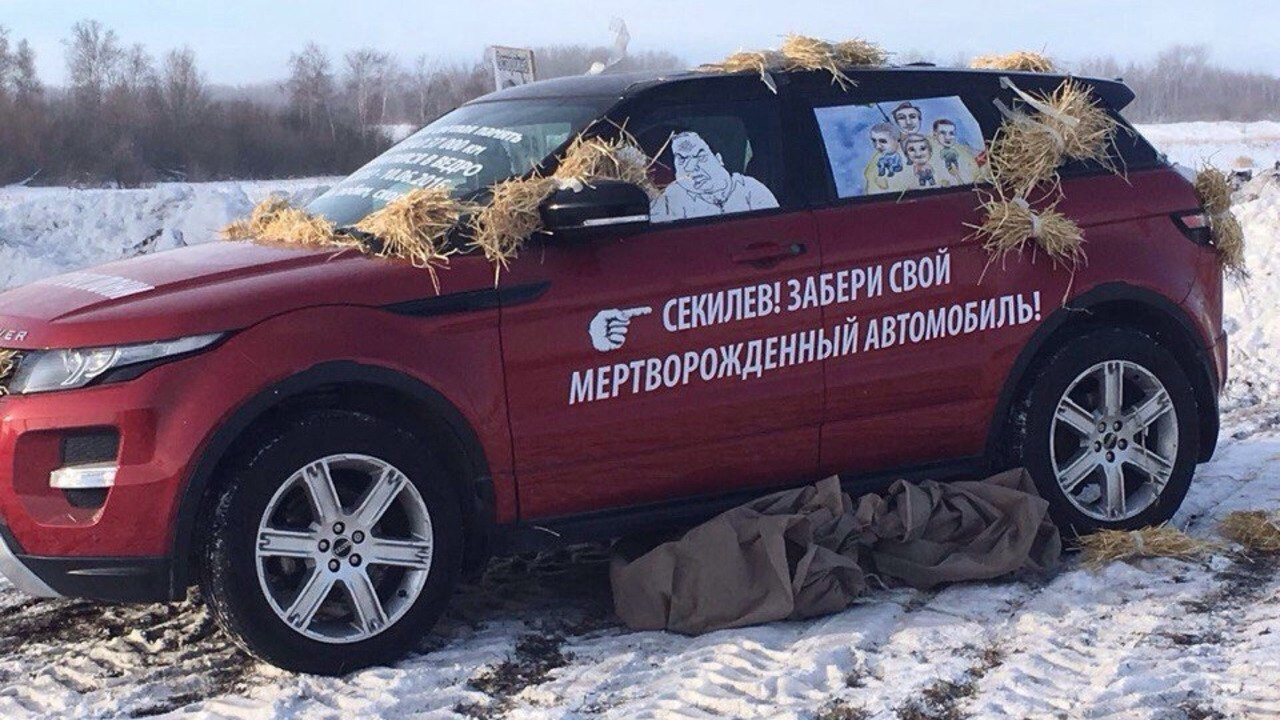 Range rover едет на сервис