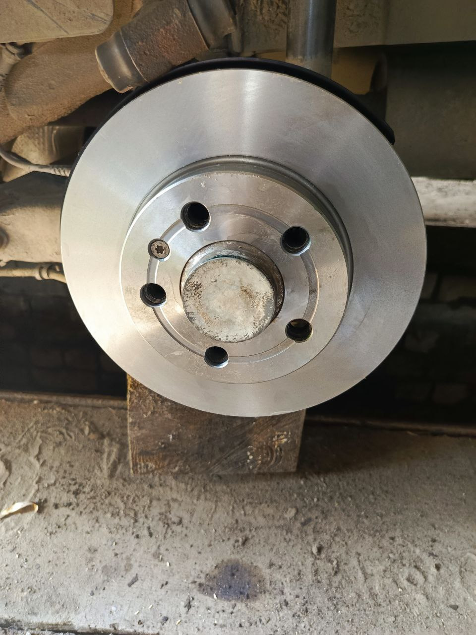 Устанавливаем диск 239 мм. — Volkswagen Polo Sedan