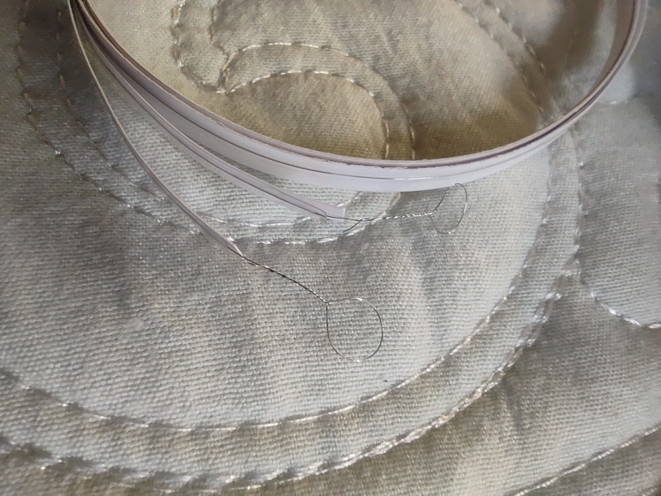 Лучшее враг хорошего. Что это и как это крепить?! Вопрос риторический, так как к этому моменту удалось изучить несколько инструкций по установке различных моделей антенн, из которых стало ясно, что в них как раз для установки таких усов предусмотрен один штырёк, на который эти колечки одеваются. — Lada 210740