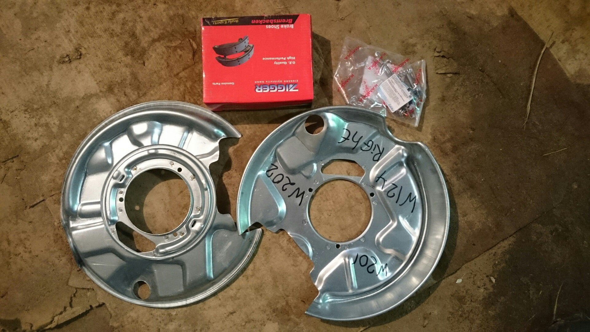 Щит тормозной передний хендай гетц. Пыльник задней ступицы мерседес мл 350. Пыльник задних колодок. Пыльник задних колодок. Щит тормозной задний лачетти.