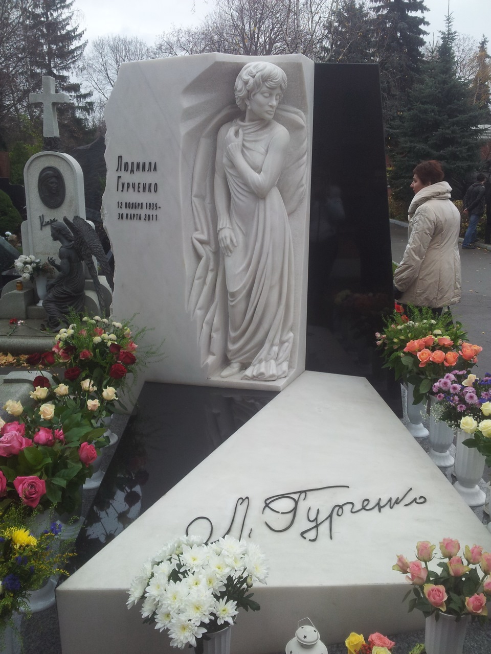 Памятник Зыкиной на Новодевичьем кладбище