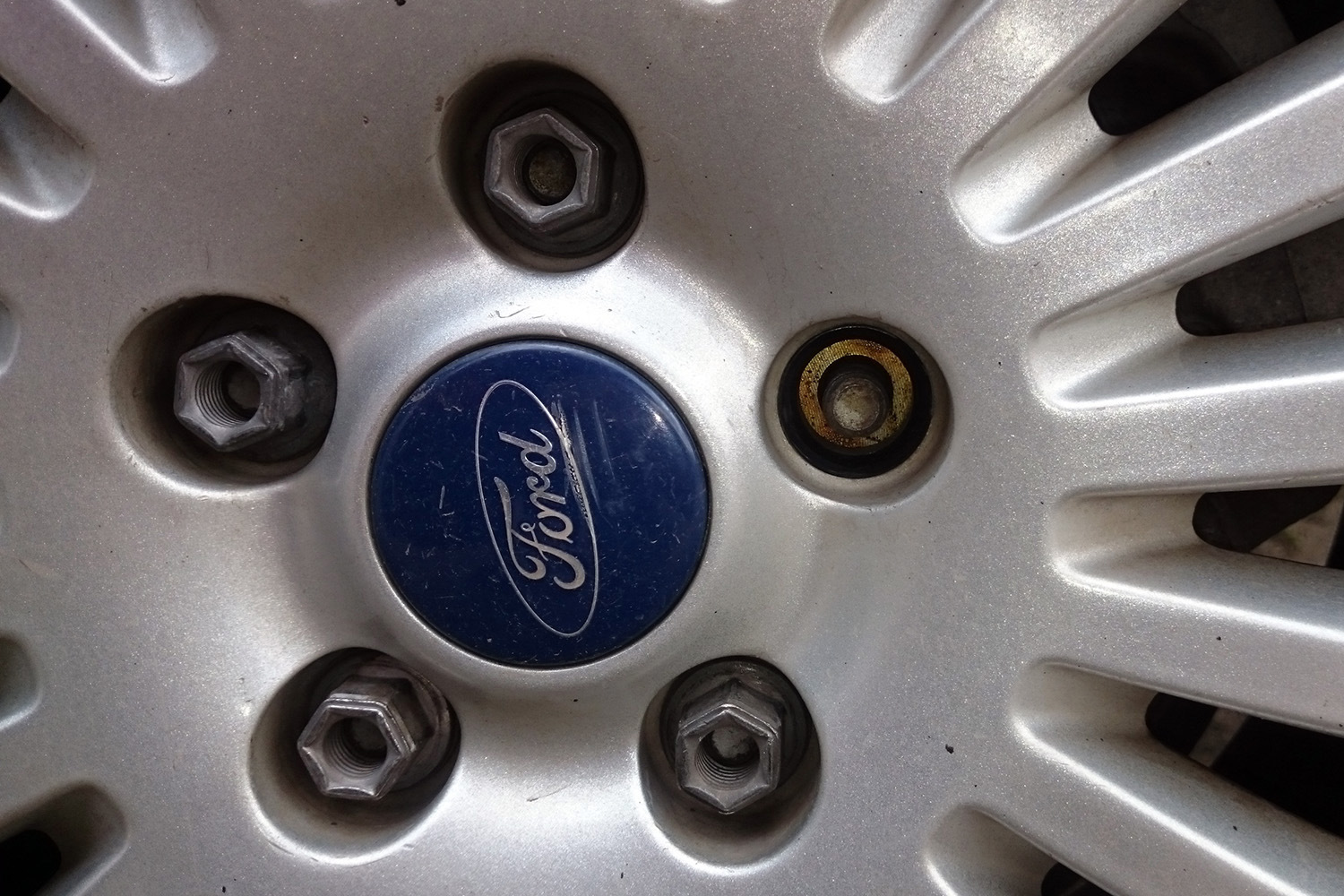 Размер литых дисков форд фокус 2. Ford Focus 2 гайка штампованный диск. Гайки на Форд фокус 3. Муфтовый диск Форд фокус 2. Диск колеса Форд r15.