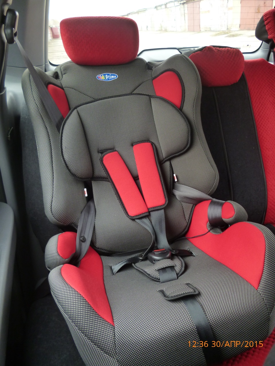 Пристегнуть детское кресло в машине ремнем безопасности на заднем сидении