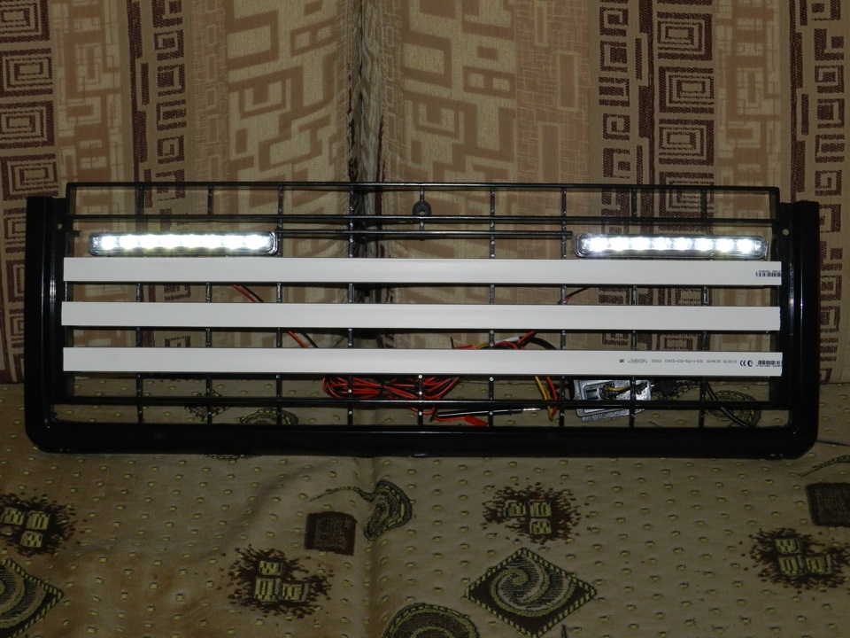 Ходовые огни в решетку. Решетка дхо кайен 3. Дхо ларгус. Ходовые огни в решетку. Дхо w251 решетка.