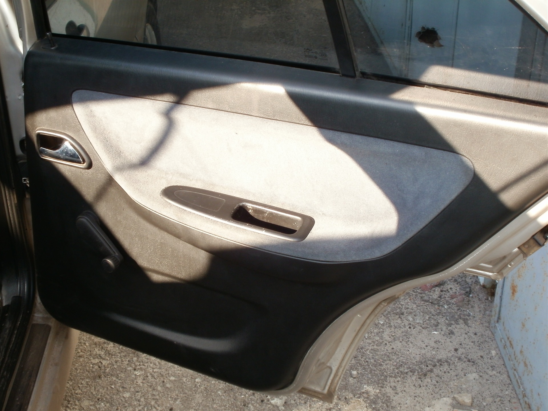 чери амулет задняя дверь