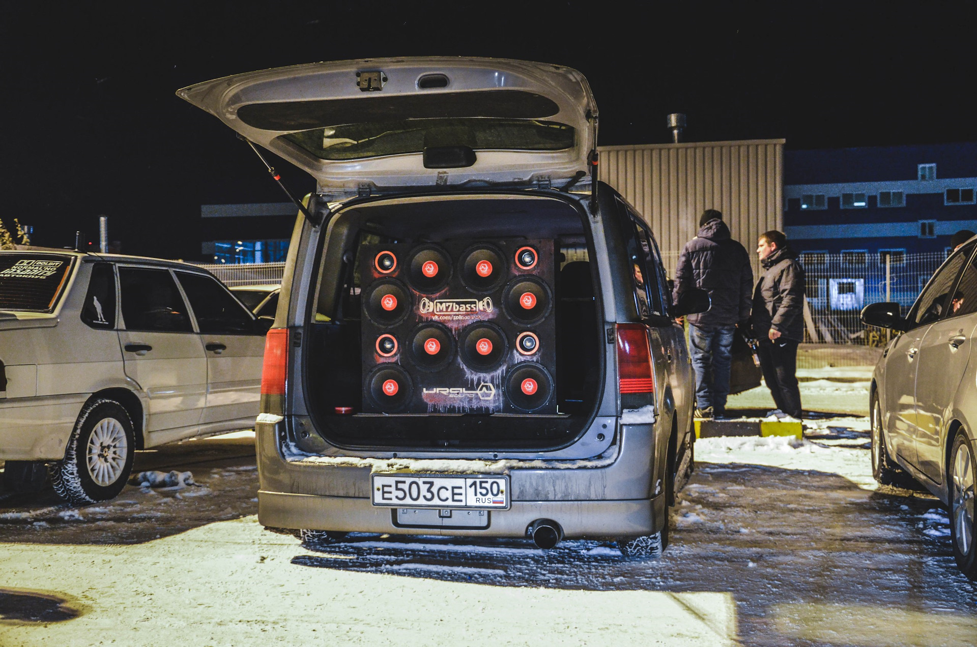 ваз 2112 автозвук басс. динамик в витрине. автозвук ногинск. соревнования по автозвуку вид сверху. дверные карты на киа рио 3 под громкий фронт.