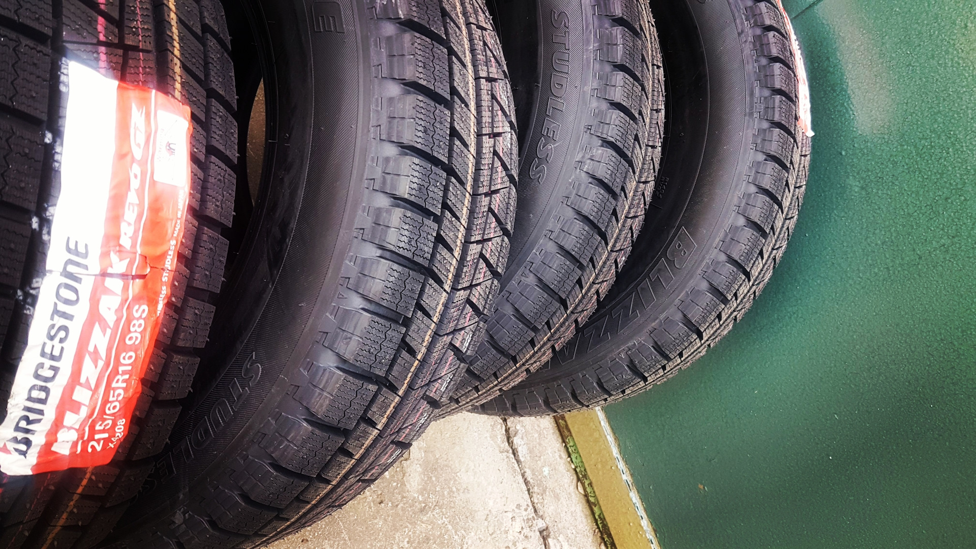 Отзывы 215 65 16. Bridgestone Blizzak Revo GZ 215/65 r16 98s. Бриджстоун 215/65/16 зима. Шины Bridgestone Blizzak 215 65 16 протектор. Резина Бриджстоун 215 65 р16 98м.