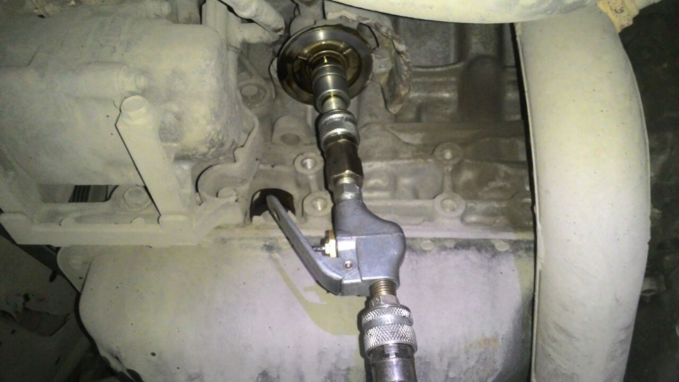 пистолет установки BG 9800, подключен к каналу подачи масла, на штуцер масляного фильтра — Mazda 626 IV (GE)