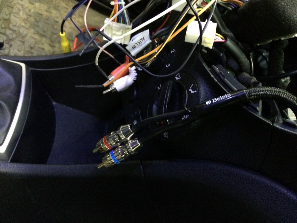 Разъем rca hyundai h-cmd2009. Магнитола hyundai cdm8035. Схема соединения магнитолы hyundai. Схема реле подключения противотуманных фар акцент. Как подключить хендай.