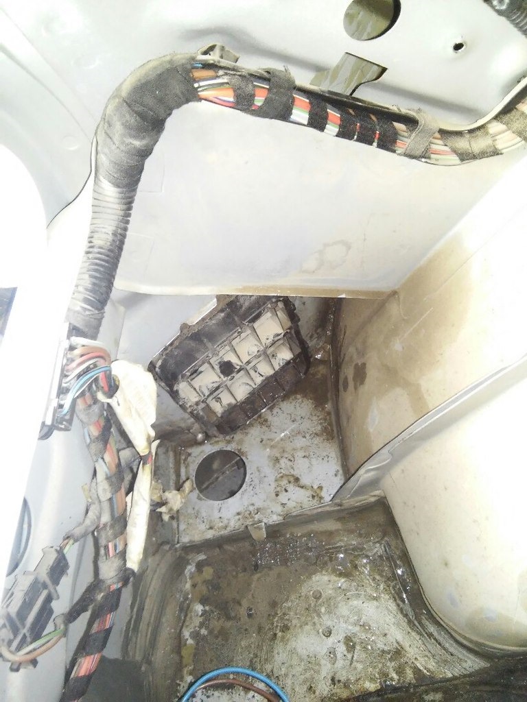 Сырость в багажнике (часть 2) — Volkswagen Golf Mk4, 1,4 л, 2003 года ...