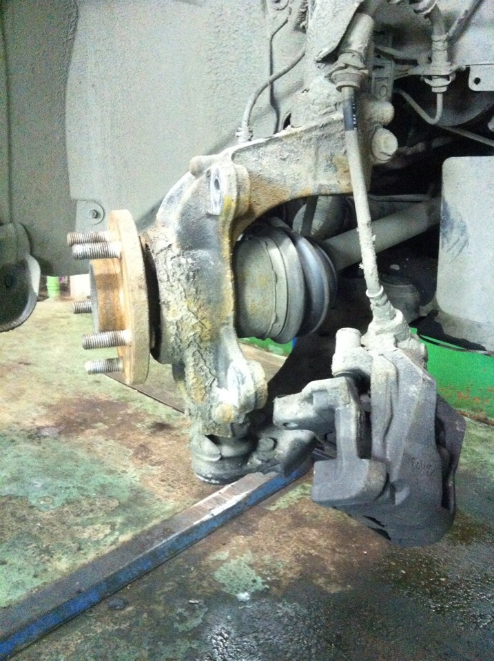 Замена передних шпилек ступицы — Ford Mondeo IV, 1,6 л, 2010 года ...