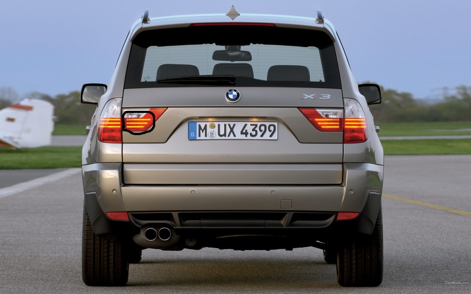 Перегорел задний габарит на двери багажника, кто знает как лечится ...