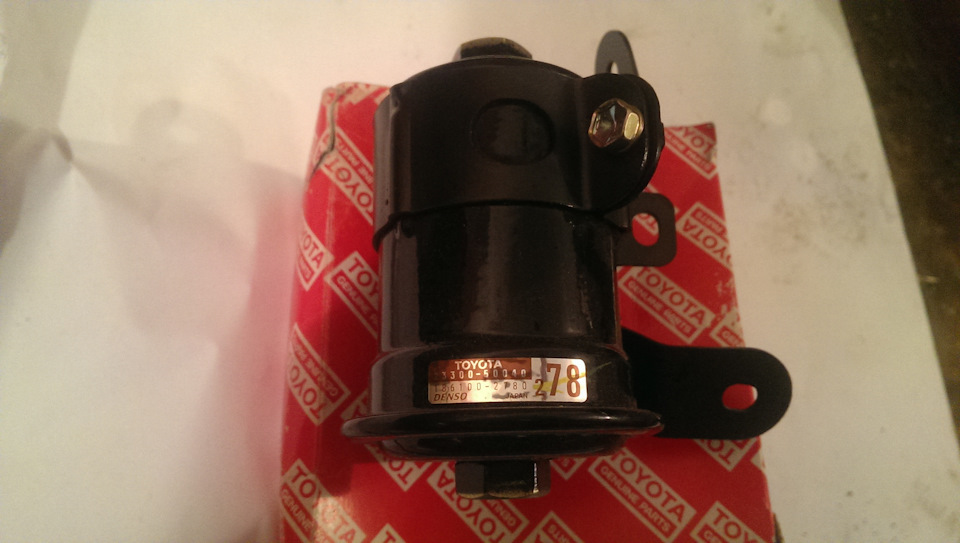 Новый топливный фильтр 23300-50040 — Toyota Soarer (3G). Запчасти на фото: 2330050040, P80