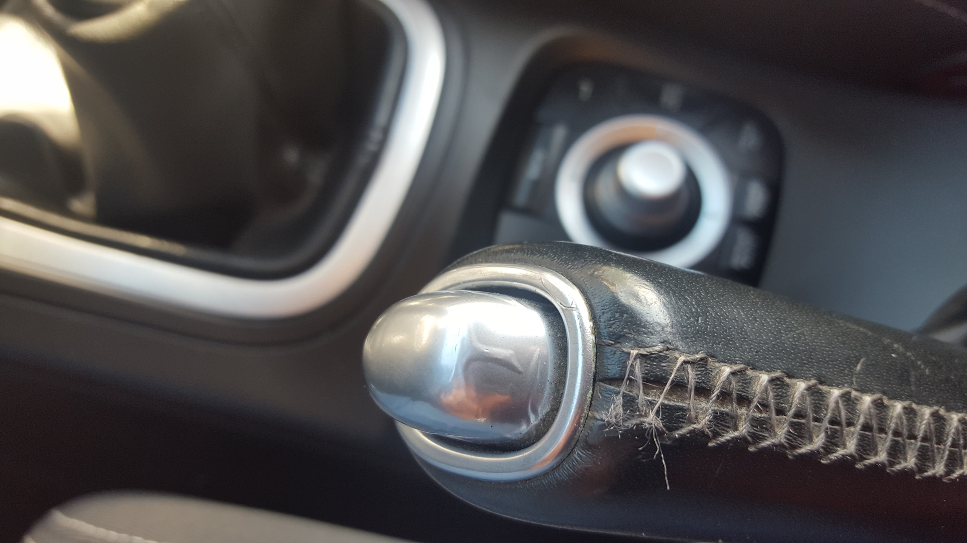 Держатель для телефона меган 2. Рено меган 3 снятие ручки двери. Снять ручку меган 3. Снятие ручки задней двери рено флюенс 2012. Снять ручку меган 3.