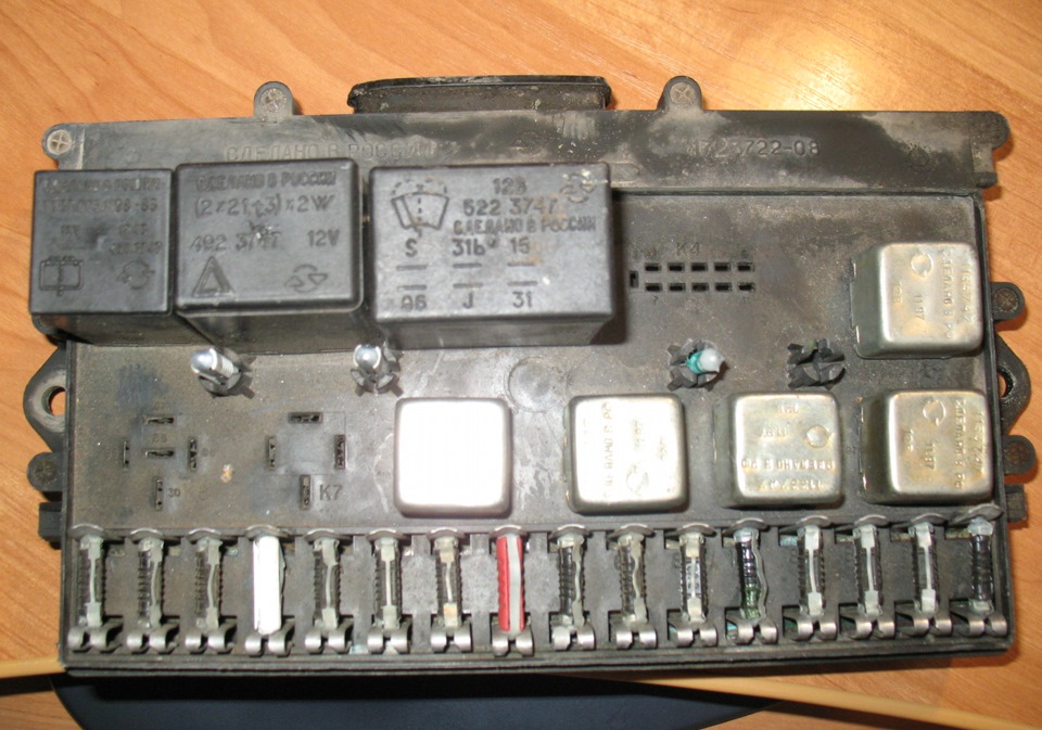 Предохранитель старого образца ваз. Блок предов 2109. Монтажный блок ВАЗ 21093. Блок предохранителей ВАЗ 2109. Монтажный блок ВАЗ 2108.