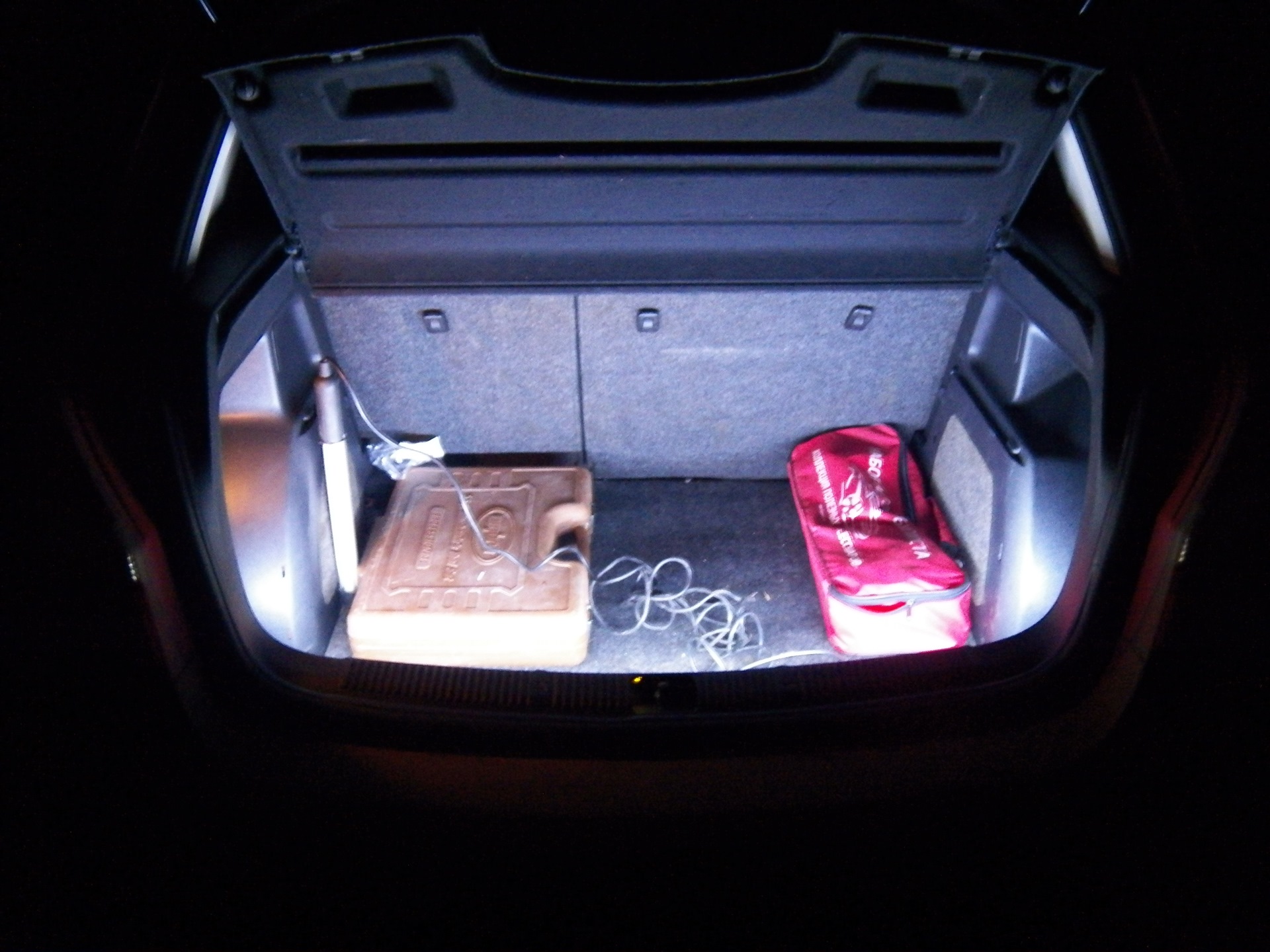 Шкода подсветка багажника. Плафон освещения багажника на Skoda Fabia 2. Подсветка багажника Шкода Фабия 2. Лампы в подсветку багажника Шкода Фабия 2. Светодиодная подсветка багажника Шкода Фабия.