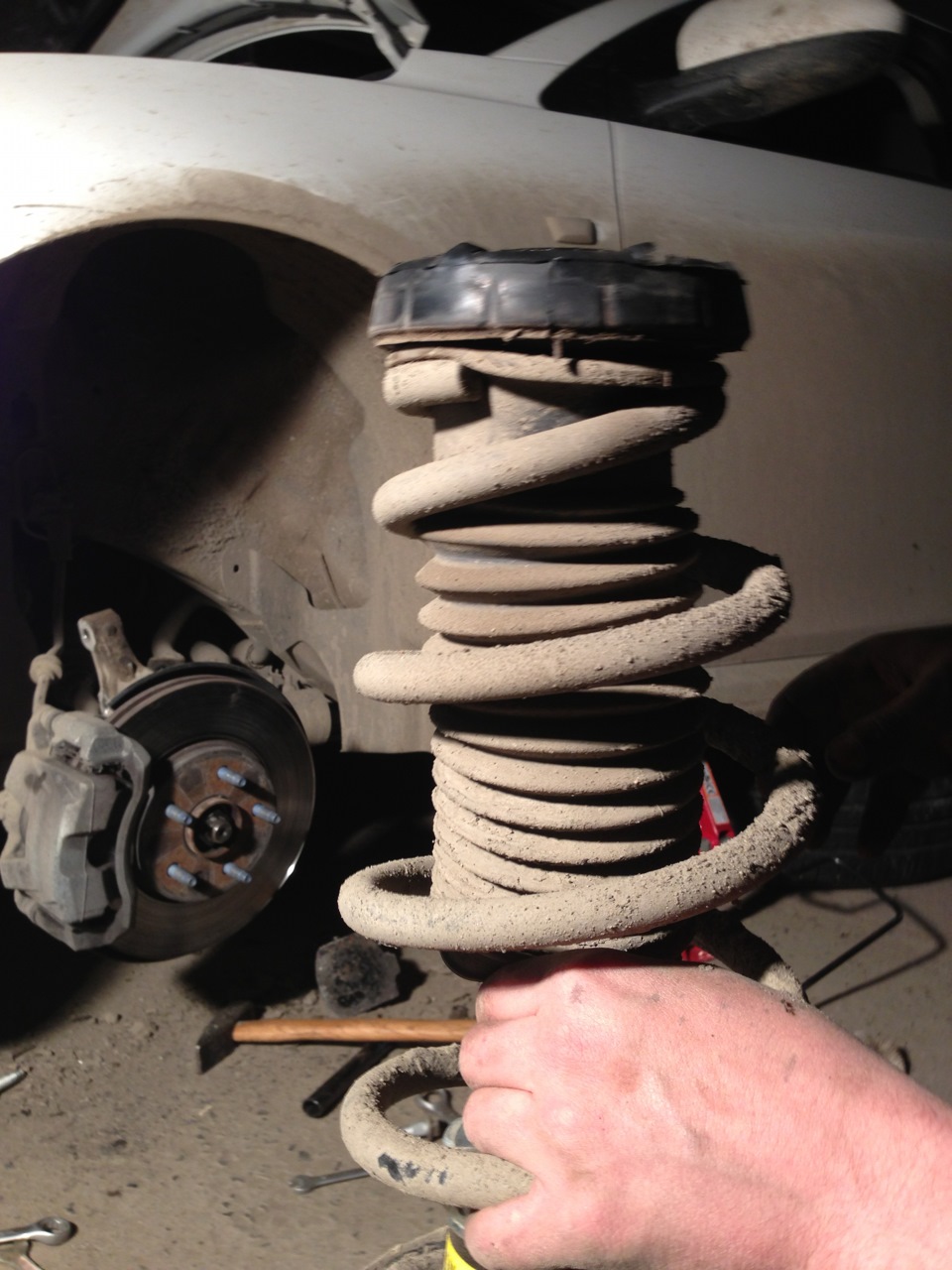 старая стойка в сборе.от нее нам понадобится верхушка(тоесть поворотная опора) но не вся а только половинка вторая половинка идет в комплекте с новой стойкой — Chevrolet Cruze (1G)