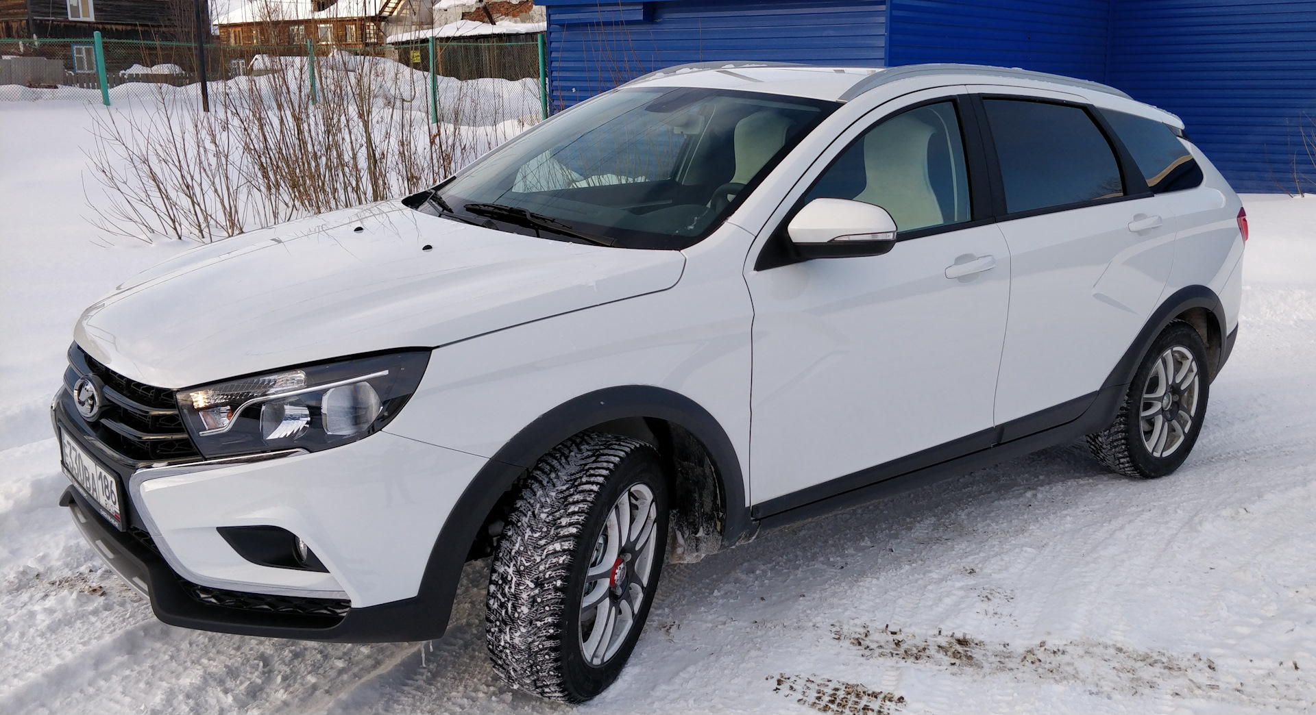 Lada Vesta SW Cross белая