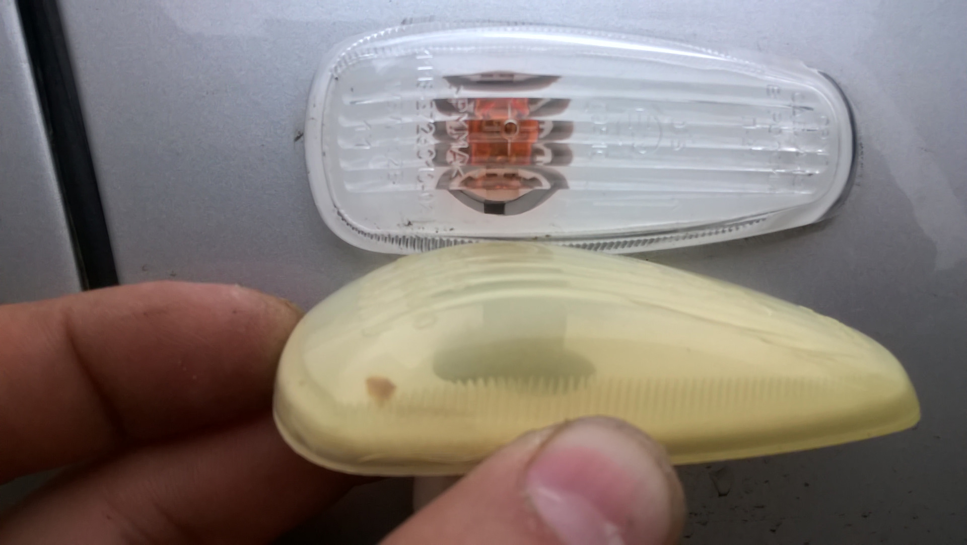 Повторители на крыльях гранта. Повторитель поворотника g500. Приора боковые поворотники штатные. Гранта fl повторители на крыло. Повторитель поворота в крыло гранта 2015.