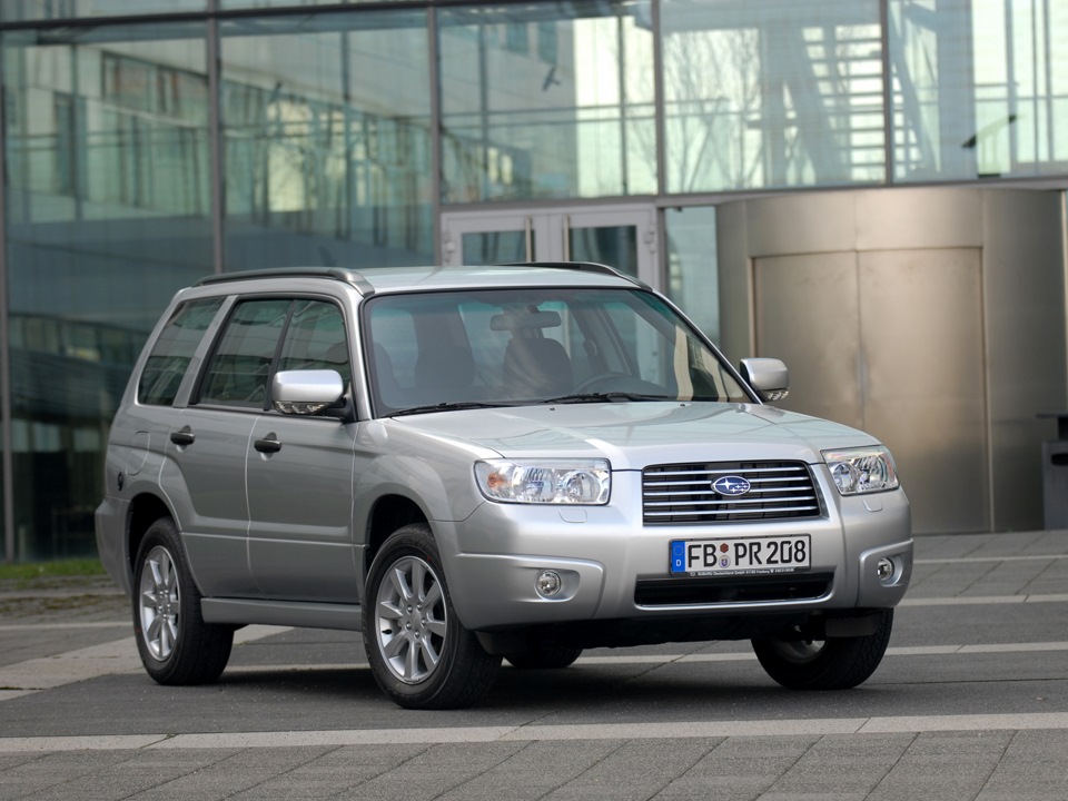Владельцы высоко оценивают общую надёжность Subaru Forester SG при условии своевременного обслуживания. Особо отмечается живучесть силовых агрегатов: двигатели серии EJ (2.0 и 2.5 л) и механические коробки передач способны без капитального ремонта преодолевать 300+ тыс. км. Полный привод Symmetrical AWD неизменно получает похвалы за предсказуемое поведение на бездорожье, снегу и мокром асфальте.