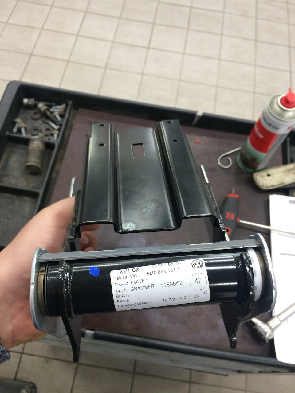 5M0864161A Подлокотник (нижняя часть) VAG | Запчасти на DRIVE2