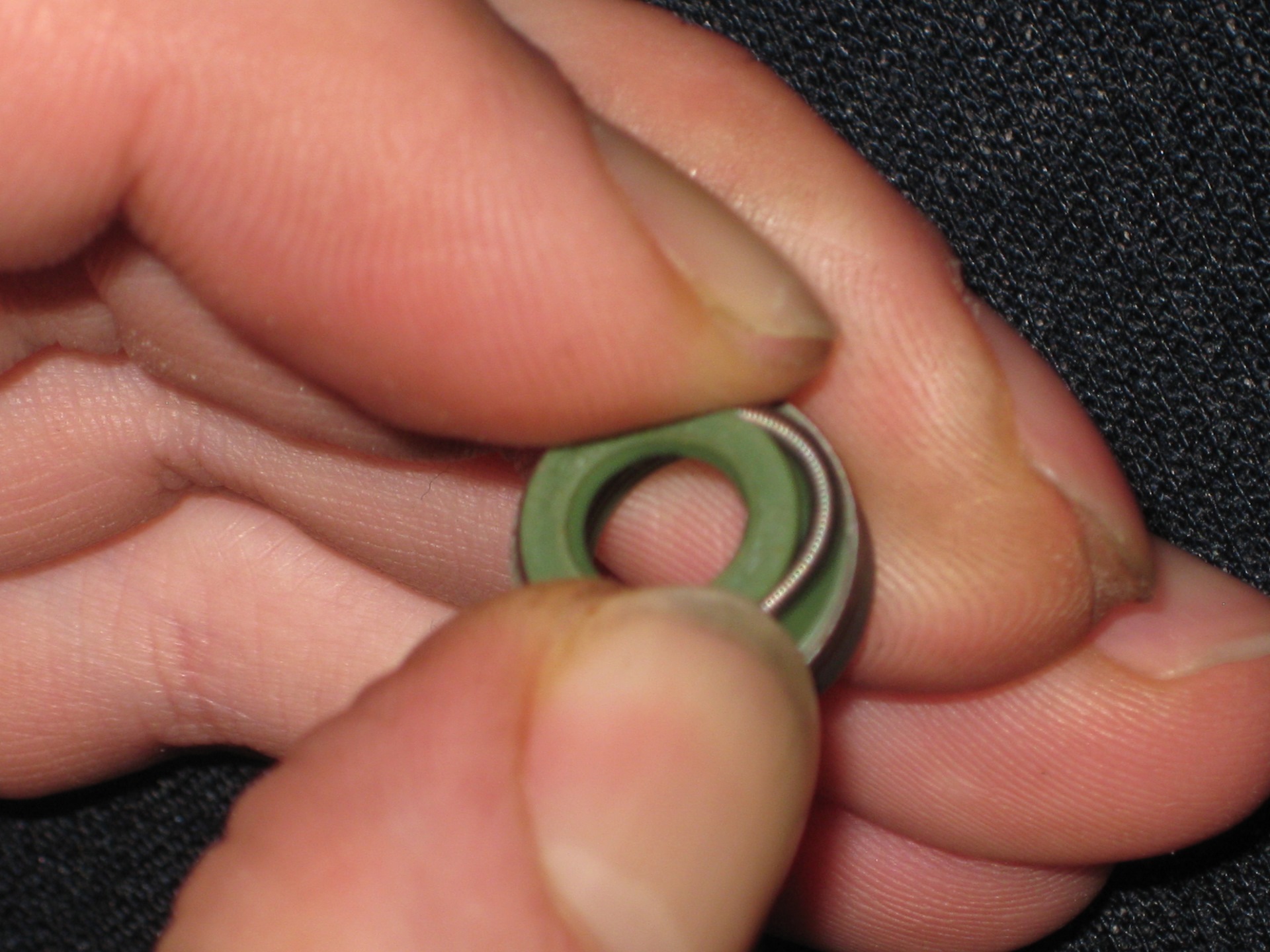 Установка сальника привода с пилотом. Смазывают ли сальники перед установкой. Смазывают ли сальники перед установкой. Какой смазкой смазать сальник привода внутри. Сальник стиральной машины haier.