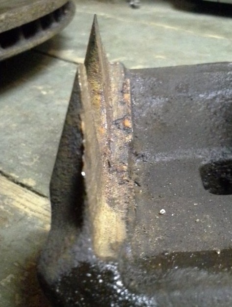 Заклинивший суппорт и красиво сточеный диск — Mitsubishi Lancer IX, 1,6 ...