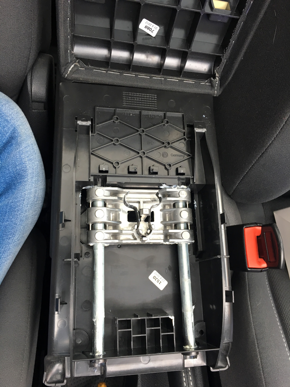 Как разобрать подлокотник на фольксваген туран Снятие и мойка подлокотника - Volkswagen Touran (1G), 1,6 л, 2012 года мойка DRI