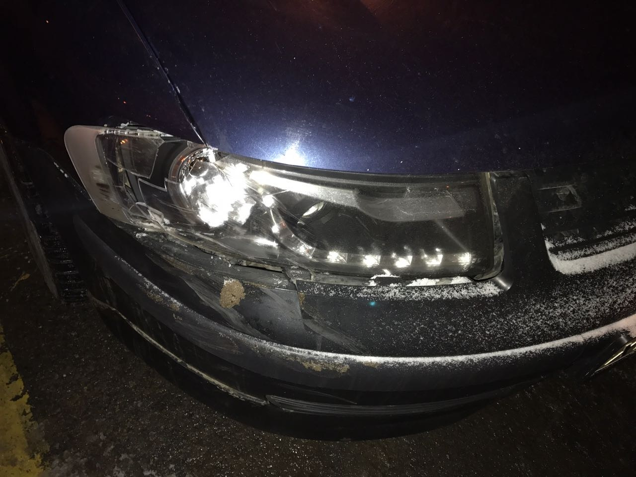 Разбита фара во дворе. Камри разбитая фара. Поцарапанный бампер под фарой. Разбита фара во дворе. Разбитая фара мазда 6.