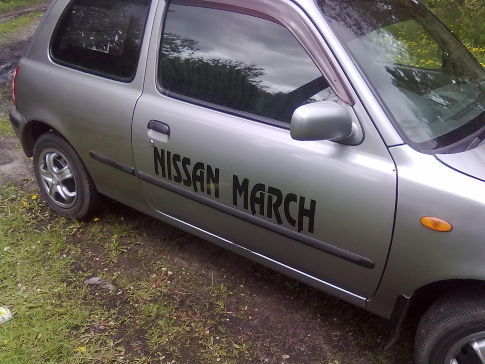 Наклейка ниссан. Наклейки на Nissan March. Наклейки надписи для Ниссан. Микра k11 надпись Ниссан.