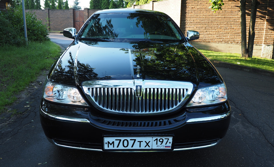 Привет. Два парковочных места, пожалуйста. — Lincoln Town Car III