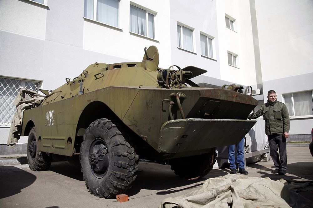 можно ли ездить по городу на бтр. бтр на котором можно ездить по городу. бтр 22. бтр на дороге. водитель бтр.