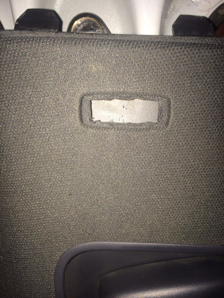 Ремни безопасности плохо возвращаются что делать. 333dbdes 960. Ремни безопасности плохо возвращаются что делать фото. Ремни безопасности плохо возвращаются что делать-333dbdes 960. картинка Ремни безопасности плохо возвращаются что делать. картинка 333dbdes 960. Ремень безопасности с пассажирской стороны стал еще хуже возвращаться обратно после использования. Когда пассажир спереди выходит и отстёгивает ремень, то он потом еще какое то время болтается и вяло — вяло возвращается назад. И проблема тут совсем не в пружине натяжителя и механизма, а в обычном скоплении пыли и грязи на петле внутри обшивки, через которую проходит ремень. Видел тут на Драйве несколько постов на эту тему. Некоторые пол машины разбирают, чтобы добраться до механизма ремней безопасности, снять его, перетянуть пружину и собрать все обратно. Делать этого совершенно не нужно. Тут поможет старая добрая силиконовая смазка. Решение проблемы, к стати, нашел на форуме Меган Клуба. Ремни безопасности плохо возвращаются что делать. 333dbdes 960. Ремни безопасности плохо возвращаются что делать фото. Ремни безопасности плохо возвращаются что делать-333dbdes 960. картинка Ремни безопасности плохо возвращаются что делать. картинка 333dbdes 960. Ремень безопасности с пассажирской стороны стал еще хуже возвращаться обратно после использования. Когда пассажир спереди выходит и отстёгивает ремень, то он потом еще какое то время болтается и вяло — вяло возвращается назад. И проблема тут совсем не в пружине натяжителя и механизма, а в обычном скоплении пыли и грязи на петле внутри обшивки, через которую проходит ремень. Видел тут на Драйве несколько постов на эту тему. Некоторые пол машины разбирают, чтобы добраться до механизма ремней безопасности, снять его, перетянуть пружину и собрать все обратно. Делать этого совершенно не нужно. Тут поможет старая добрая силиконовая смазка. Решение проблемы, к стати, нашел на форуме Меган Клуба.