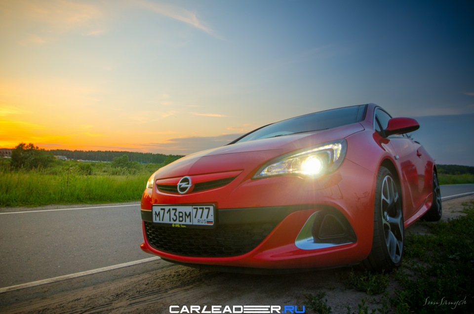 Красный Opel Astra OPC