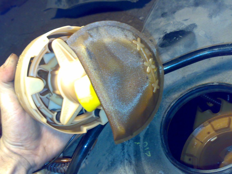 Снятие и промывка бензобака. — Audi A6 Avant (C5), 2,4 л, 1998 года ...