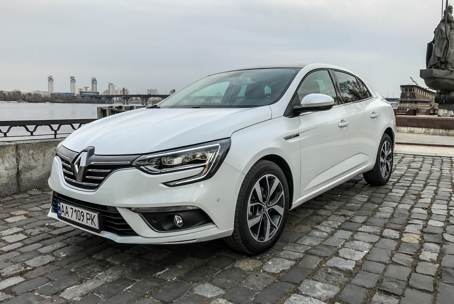 Тест-драйв Renault Megane Sedan: замена Fluence — «Тест-драйвы» на DRIVE2